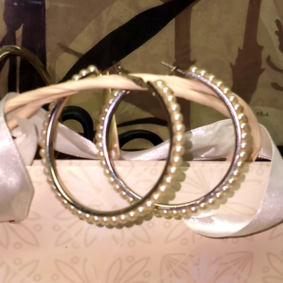 Elegant Hoop style With Faux pearls . - Picture 3 of 3